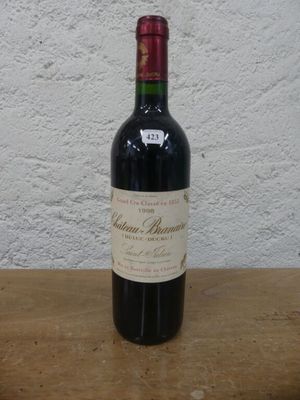 une bouteille de vin posée sur une table