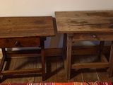 deux petites tables en bois placées l'une à côté de l'autre sur un parquet