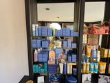 une photo d'une commode noire sur laquelle sont disposés de nombreux produits de beauté
