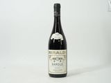une bouteille de vin posée sur une table