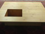 une table en bois avec un trou au milieu