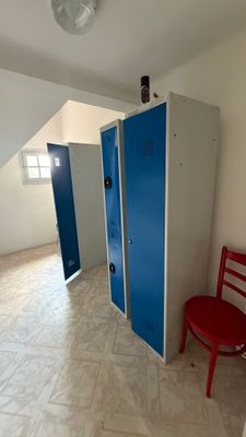 une chaise rouge placée dans un coin d'une pièce