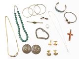 beaucoup de bijoux posés sur la table