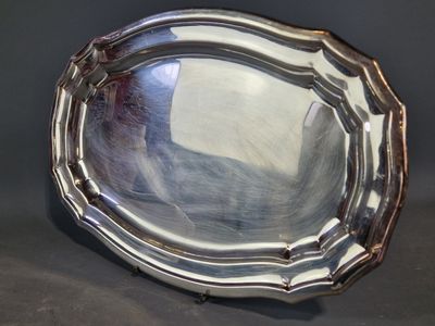 un plateau d'argent posé sur une table
