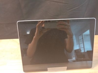 un homme se prenant en photo dans un miroir