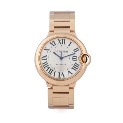 gros plan d'une montre-bracelet avec des chiffres romains