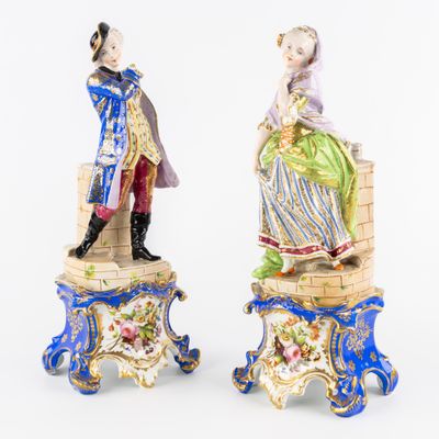 deux figurines d'un homme et d'une femme assis sur un banc