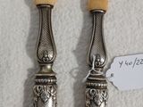 deux cuillères et une fourchette sur une table