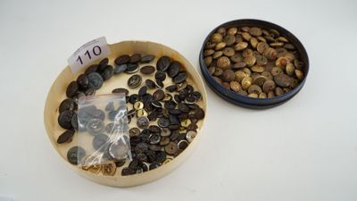 un bol de noix et un autre bol de noix posés sur une table