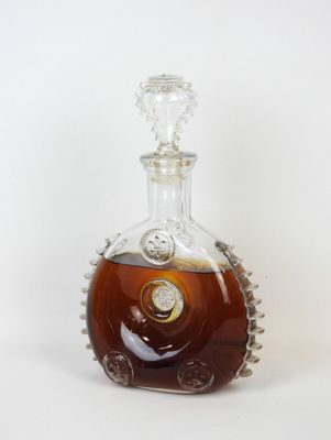 une bouteille d'alcool posée sur une surface blanche