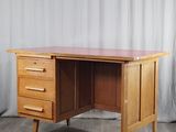 une image d'un bureau en bois avec des tiroirs et des tiroirs dessus