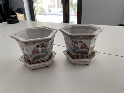 deux vases posés sur une table