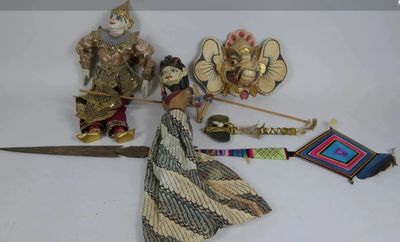 deux figurines placées l'une à côté de l'autre sur une table