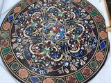 une table en marbre ornée d'un motif circulaire