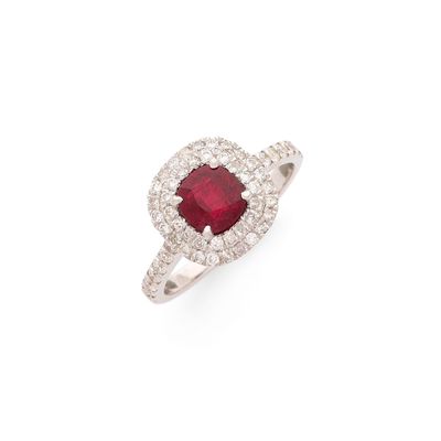 une bague en rubis et diamants