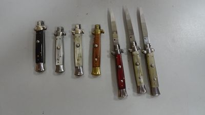 plusieurs types de couteaux sont alignés sur une table