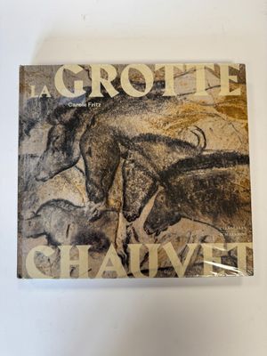 gros plan d'un livre sur une surface blanche