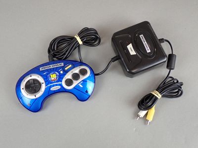 une manette de jeu et un chargeur posés sur une table