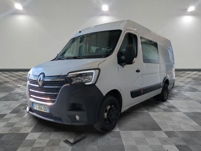 la photo d'une camionnette blanche sur un sol en damier