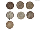 une image représentant une collection de pièces anciennes sur fond blanc