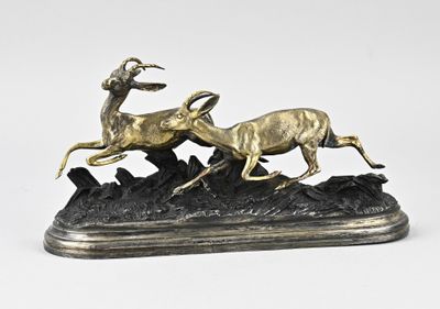 sculpture en bronze représentant deux béliers courant sur un sol rocheux