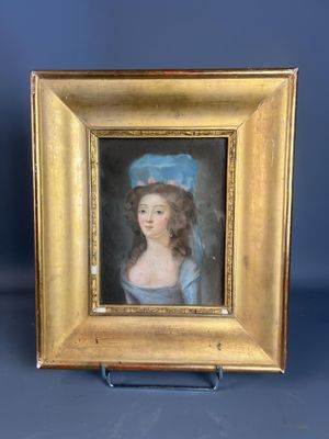 tableau représentant une jeune fille coiffée d'un chapeau bleu, dans un cadre doré