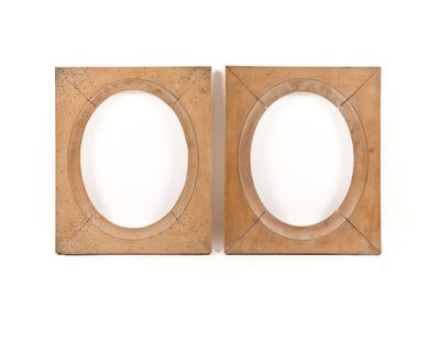 une paire de cadres carrés en bois avec un fond blanc