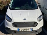La camionnette blanche est garée à côté de la camionnette blanche sur le parking.
