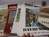 une personne tenant un morceau de papier sur lequel figure une image