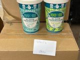 deux tasses de café posées sur une boîte en carton