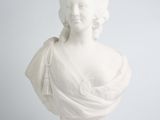 buste en marbre blanc représentant une femme, posé sur un socle, sur fond blanc