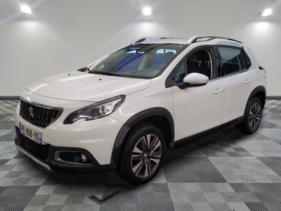la voiture blanche est garée dans la pièce au sol en damier