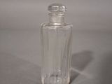 une petite bouteille en verre transparent avec un bouchon transparent