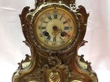une horloge en or posée sur une table blanche
