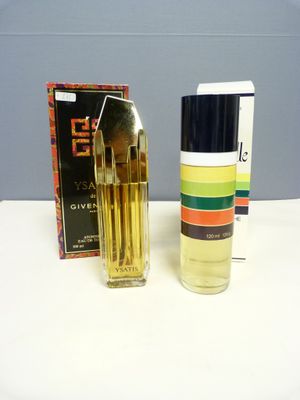 un flacon de parfum et un coffret de parfum posés sur une table