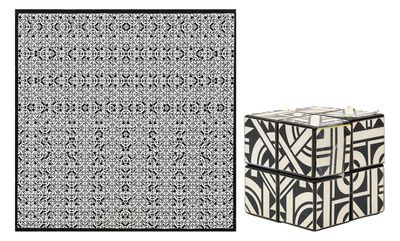 une boîte noire et blanche ornée d'un motif, à côté d'une boîte noire et blanche ornée d'un motif