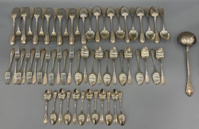 de nombreuses cuillères et fourchettes disposées sur la table