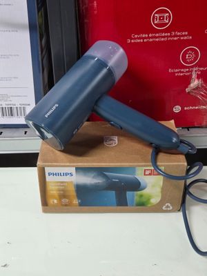 un sèche-cheveux bleu posé sur une boîte