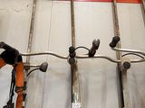 Plusieurs outils électriques sont accrochés au mur d'un garage.