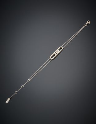 un bracelet en argent muni d'un fermoir, sur fond noir