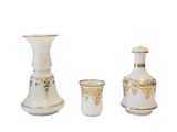 trois vases placés l'un à côté de l'autre