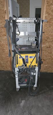 une machine qui se trouve à l'intérieur d'un bâtiment