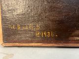 une image montrant un gros plan d'un tableau posé sur une table