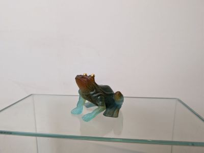 une table en verre sur laquelle se trouve une petite figurine