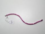 bracelet composé de perles roses et d'une étiquette blanche sur un fond blanc