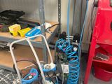 une borne d'incendie rouge posée à côté d'une autre borne d'incendie rouge dans un garage