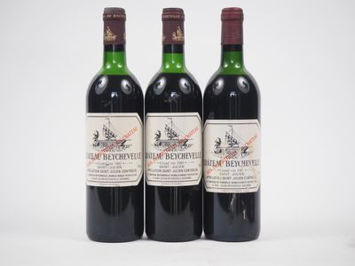 trois bouteilles de vin rouge posées l'une à côté de l'autre sur une surface blanche