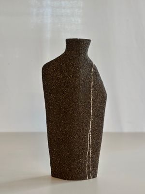 un vase noir posé sur une table