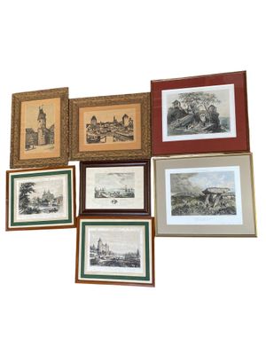 de nombreuses photos encadrées sur le mur de cette pièce