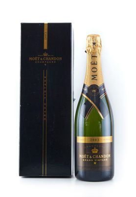 une bouteille de champagne Moët à côté d'une boîte noire